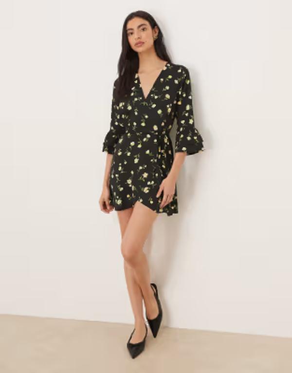 ウェンズデーガール レディース トップス ワンピース フラワー柄 ミニ フラワー Wednesday's Girl wrap around long sleeve mini dress in yellow floral Black ブラック|ReVida 店