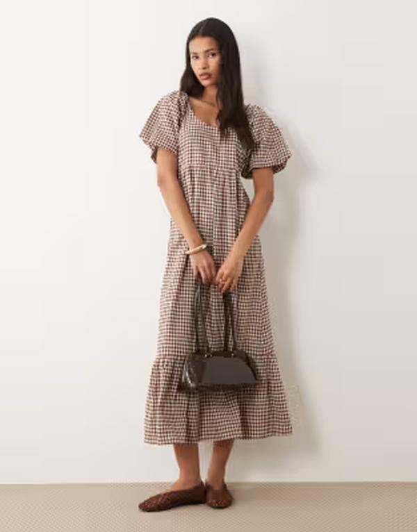 【送料無料】 ウェンズデーガール レディース ワンピース トップス Wednesday's Girl scoop neck midaxi dress in brown gingham BROWN｜ReVida 店