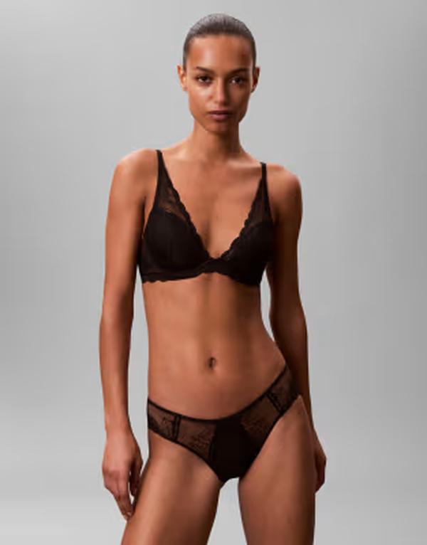 カルバンクライン レディース アンダーウェア ブラジャー レース Calvin Klein Sensual Stretch lightly lined plunge lace bra Black ブラック｜ReVida 店