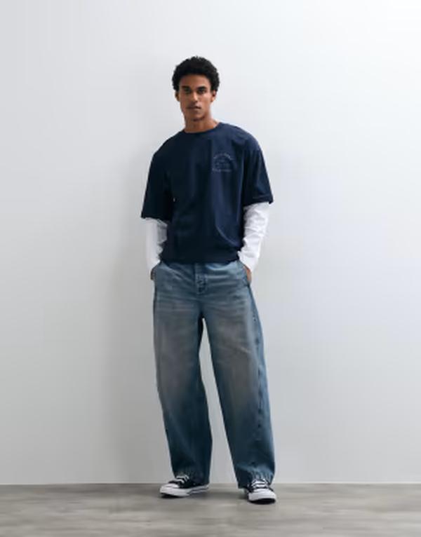 エイソス メンズ ボトムス デニムパンツ ジーンズ ASOS DESIGN barrel jeans in mid wash blue with stitch detailing Mid wash blue ブルー｜ReVida 店