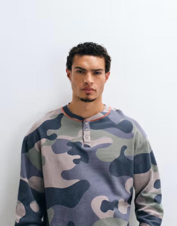 コルージョン メンズ トップス Tシャツ COLLUSION washed long sleeve waffle T-shirt in camo｜ReVida 店