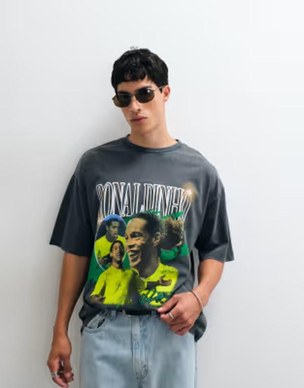 エイソス メンズ トップス Tシャツ プリント ASOS DESIGN oversized tee with Ronaldinho print in washed BLACK ブラック｜ReVida 店