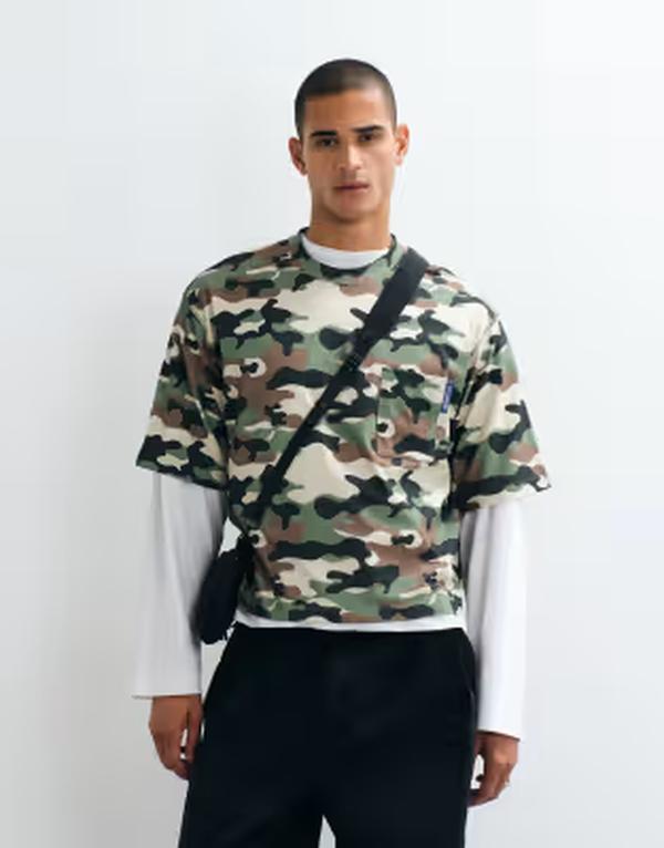 コルージョン メンズ トップス Tシャツ COLLUSION boxy tee in camo Khaki camo カーキ｜ReVida 店