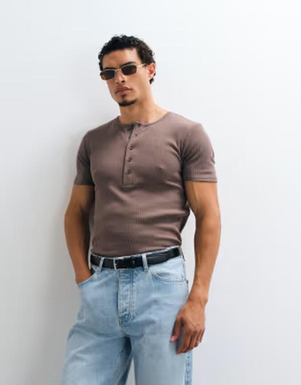 エイソス メンズ トップス Tシャツ ヘンリーネック ASOS DESIGN muscle fit-shirt withenley neck COFFEE QUARTZ コーヒー｜ReVida 店