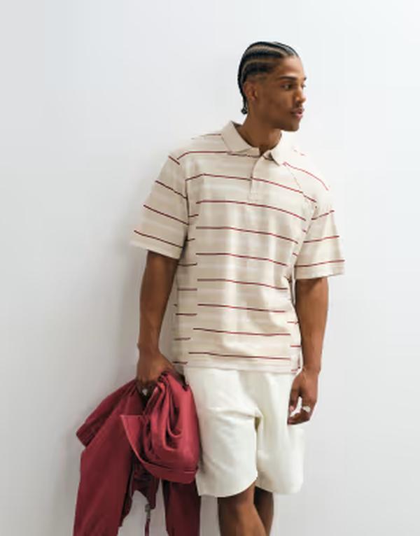 ウィークデイ メンズ トップス Tシャツ ポロシャツ プリント Weekday boxy fit polo T-shirt with seam detail and beige striped print Red stripe レッド｜ReVida 店