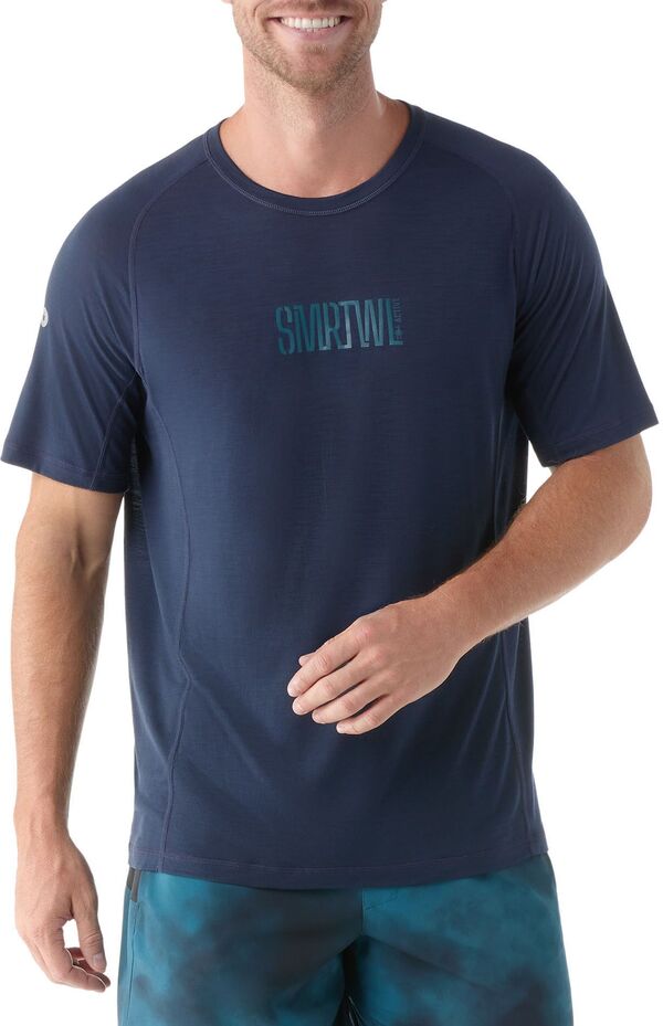 スマートウール メンズ トップス Tシャツ グラフィック SmartWool Men's Active Ultralite Graphic Short Sleeve T-Shirt Deep Navy/Twilight Blue ネイビー｜ReVida 店 16,786円