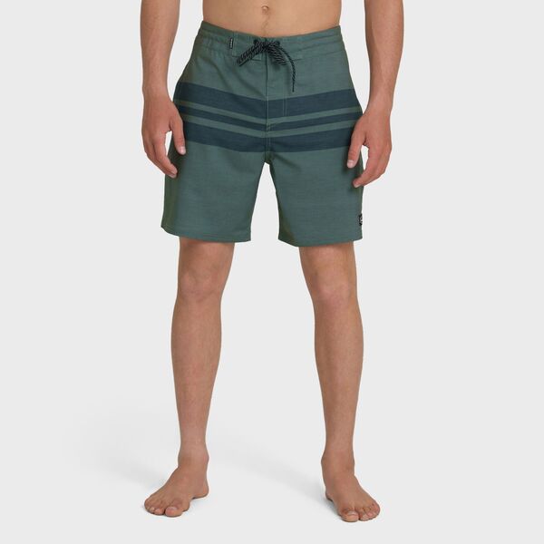クイックシルバー メンズ ボトムス ハーフパンツ・ショーツ ショートパンツ シルク Quiksilver Men\'surfsilk Street-Trunk 18" Boardshorts Grape Leaf グレープ|ReVida 店