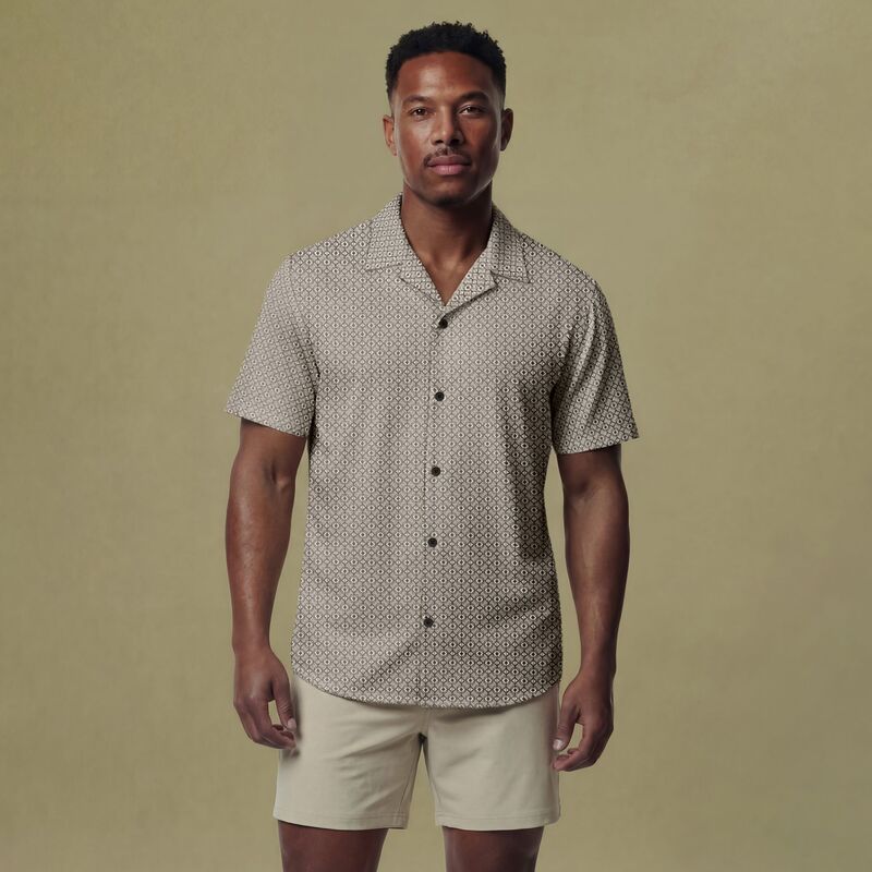 ヴァースト メンズ トップス シャツ VRST Men's Performance Resort Shirt Khaki Mod Geo カーキ｜ReVida 店