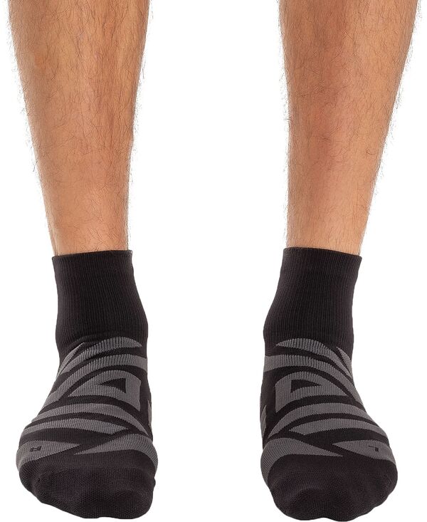 【貨物輸送無料】 オンジー レディース ソックス アンダーお召しもの On Men\u0027s Performance Mid Sock Black/Shadow
