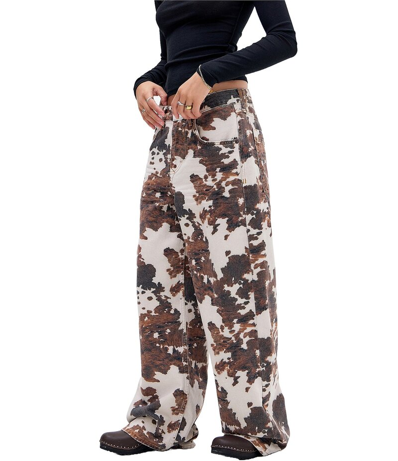 アーバンアウトフィッターズ レディース ボトムス デニムパンツ ワイドレッグ プリント ジーンズ BDG Urban Outfitters Jaya Cow Print Wide Leg Jeans Brown ブラウン