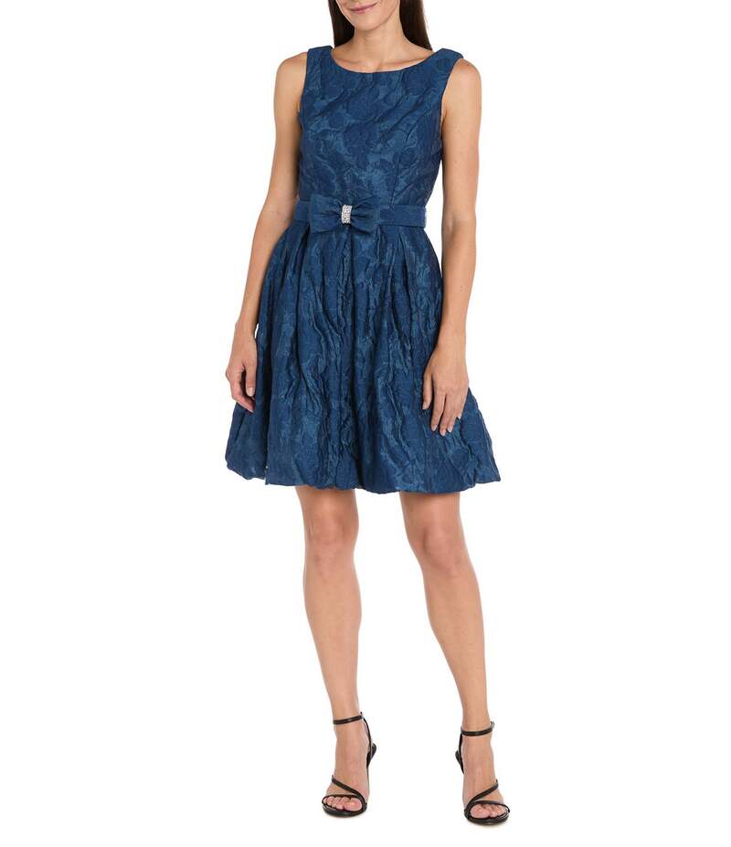 アールアンドエムリチャーズ レディース トップス ワンピース フラワー柄 ノースリーブ フラワー R & M Richards Floral Clip Jacquard Organza Sleeveless Bow Detail Bubble Hem Fit & Flare Dress Navy ネイビー｜ReVida 店