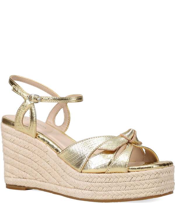ペレモーダ レディース シューズ サンダル プラットフォーム トール レザー Pelle Moda Elbie Snakembossed Metallic Leather Bow Platform Espadrille Wedge Sandals Light Gold ゴールド|ReVida 店