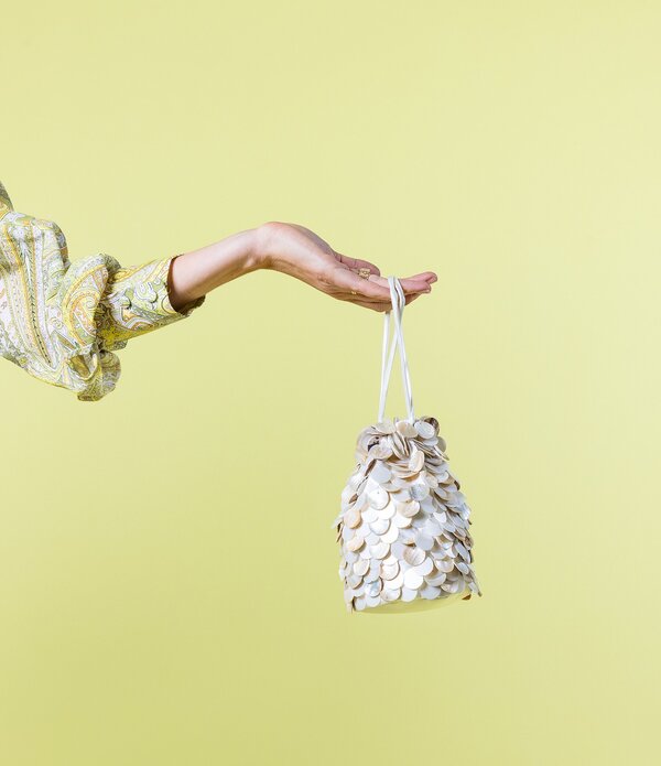 アントニオ メラーニ レディース 御徒面子 Antonio Melani x Amanda Jones Vaughan Roxie Disc Shell Drawstring Clutch Natural