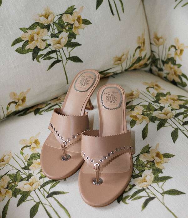 ジャンビニ レディース シューズ 踵 サンダル 旗がしら なめし革 Gianni Bini x Cyd Morris The Capri Leather Eyelethong Dressandals Dark Sierra Tan タン