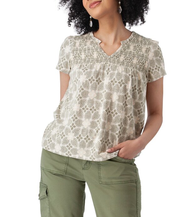 アベンチュラ レディース トップス シャツ フリル シャーリング ニット ジャージー Aventura Cottage Smocked Knit Jersey Ruffled Split Neck Short Sleeve Top Olive オリーブ|ReVida 店