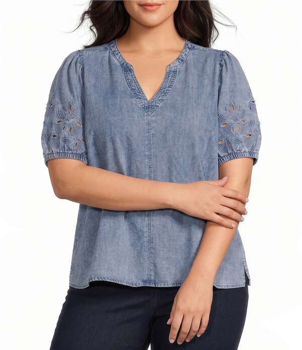 イントロ レディース トップス シャツ Vネック プラスサイズ 刺繍 デニム ブラウス Intro Plusize Split V-Neck Embroidered Elbow Puff Sleeve Denim Blouse Sun Wash デニム｜ReVida 店