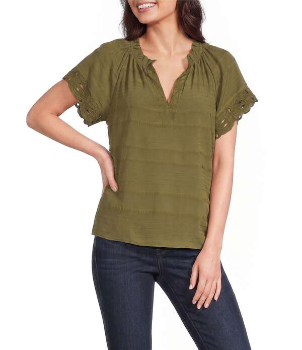平民主義 レディース トップス プルオーバー Vのど首 プチ フラウンス 刺しゅう Democracy Petite Sizembroidered Ruffle Split V-Neck Short Sleeve Top Harvest Green 緑であること