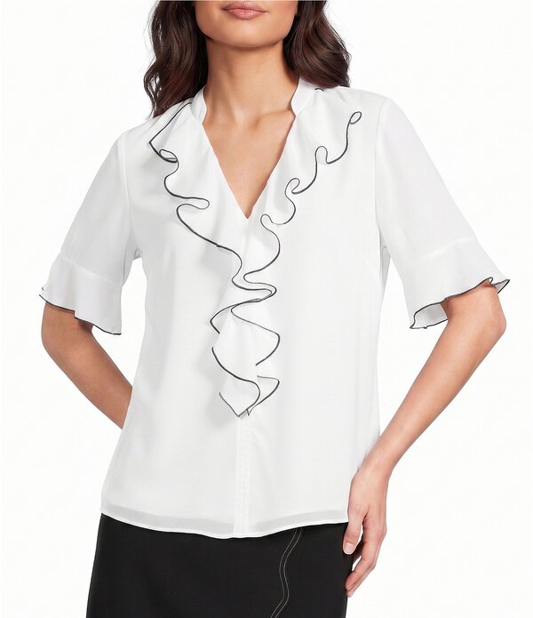 長い巻き毛 ラガーフェルド レディース トップス ティーシャツ Vのど首 フラウンス トップ KARLAGERFELD PARIS Woven V-Neck Short Sleeve Ruffle Front Blouse Soft White/Black 白いこと