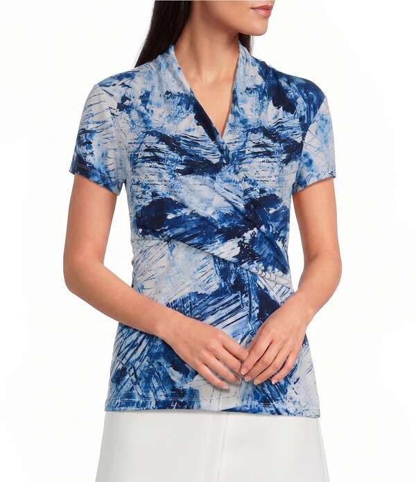 ダナキャラン レディース トップス Tシャツ Vネック プリント ギャザー ニット ジャージー DKNY by Donna Karan Knit Jersey Printed V-Neck Side Ruched Short Sleeve Top Admiral/Hampton Blue Multi ブルー｜ReVida 店