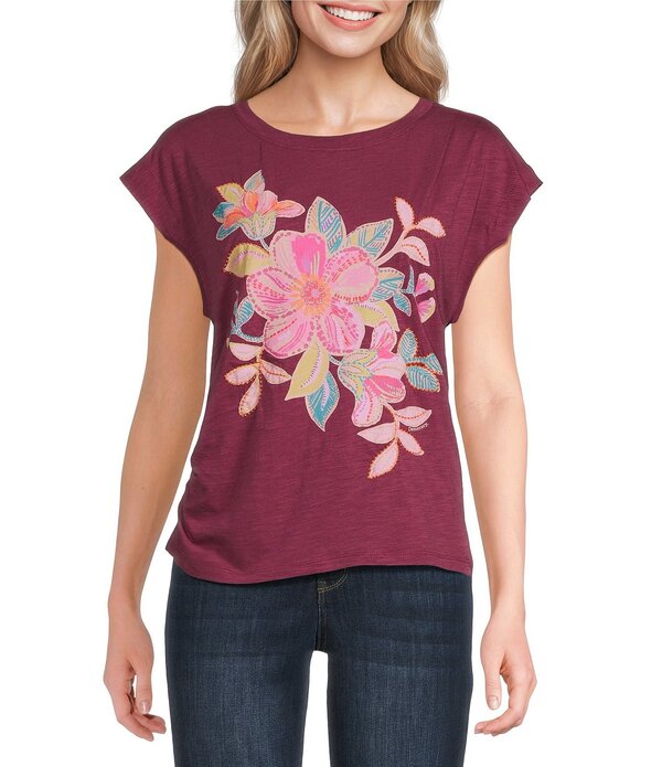 デモクラシー レディース トップス Tシャツ アシンメトリー フラワー柄 ギャザー キャップ フラワー Democracy Floral Scoop Neck Cap Sleeve Asymmetrical Side Ruched Tee Top Beet Red/Multi レッド｜ReVida 店