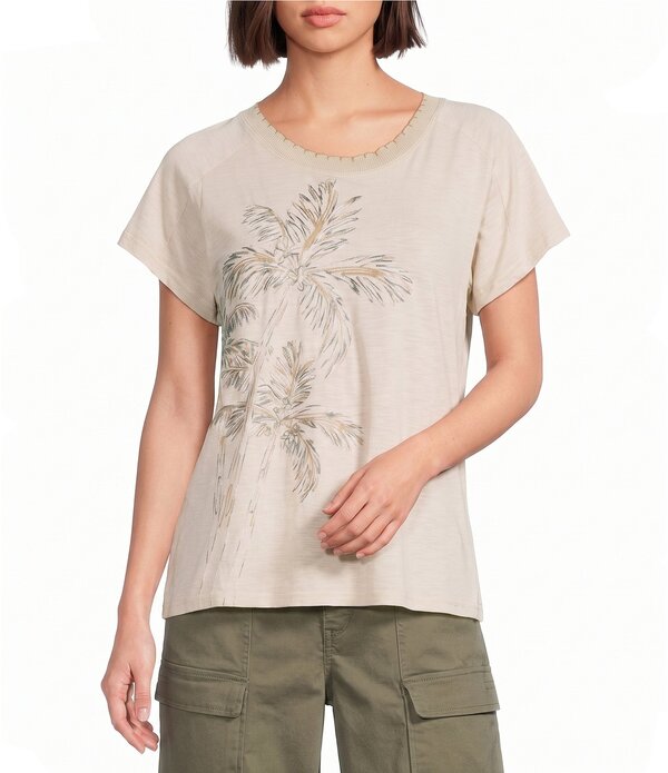 デモクラシー レディース トップス Tシャツ クルーネック プリント 刺繍 レース Democracy Embroidered Placement Print Scalloped Crew Neck Short Sleeve Boyfriend Tee Soft Linen|ReVida 店