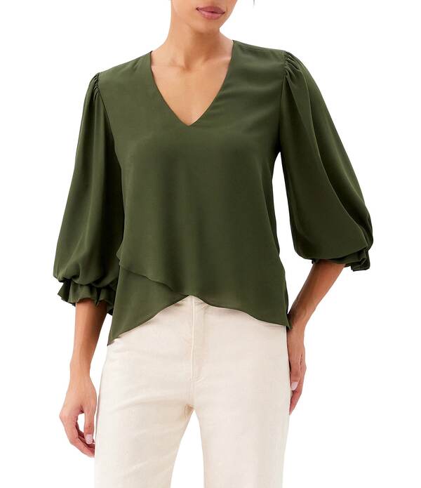 カレンケーン レディース トップス シャツ Vネックレープ アシンメトリー プチ シルク Karen Kane Petite Size Silky Crepe V-Neck 3/4 Flared Sleeve Asymmetric Hem Top Light Olive オリーブ｜ReVida 店 26,134円