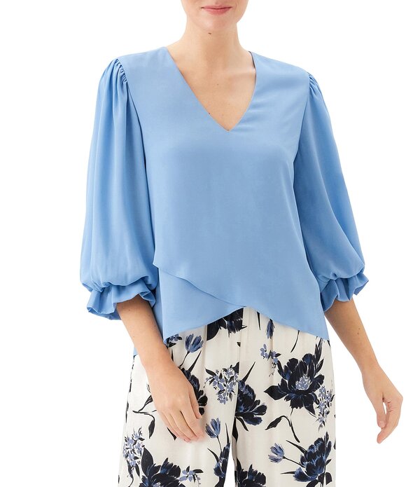 カレンケーン レディース トップス シャツ Vネックレープ アシンメトリー シルク Karen Kane Silky Crepe V-Neck 3/4 Flared Sleeve Asymmetric Hem Top Chambray|ReVida 店