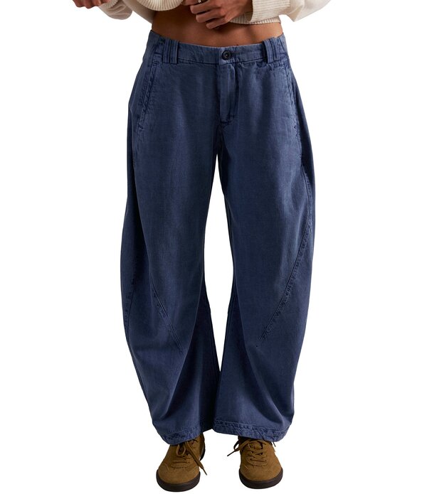 フリーピープル レディース ボトムス カジュアルパンツ ローライズ Free People Spotlight Washed Low-Rise Barreleg Chino Trouser Pants Flint Stone ストーン|ReVida 店