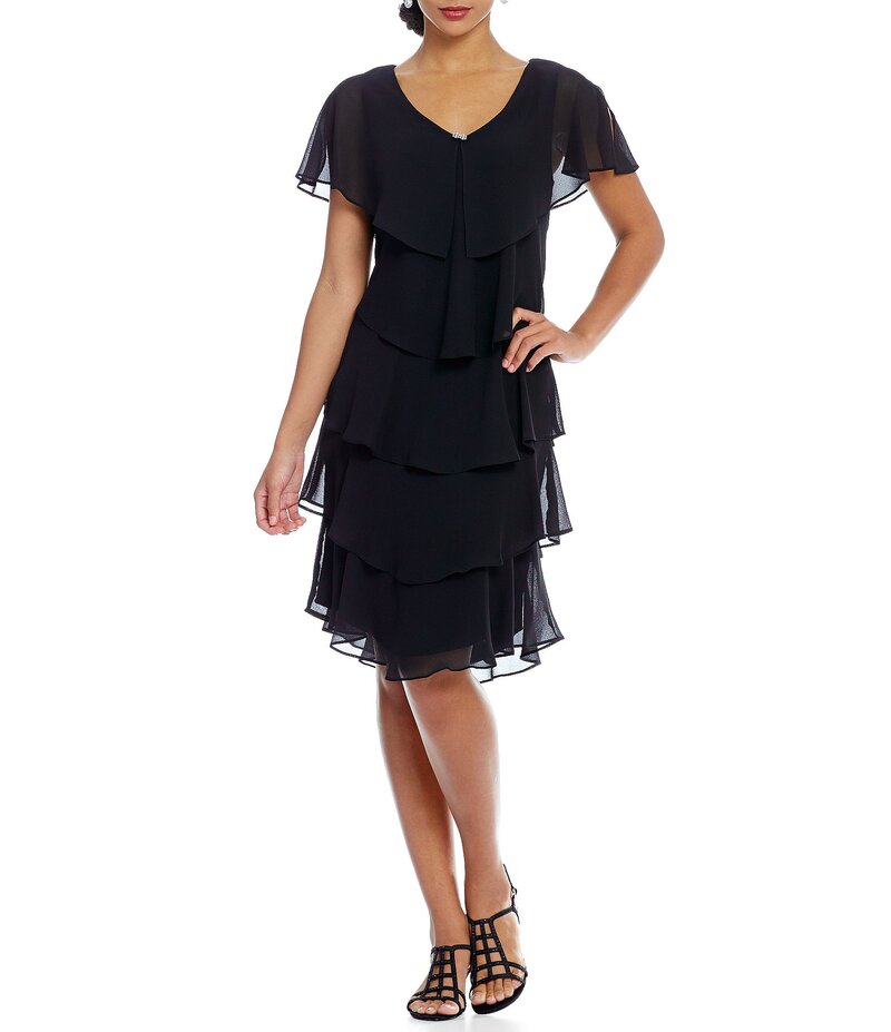 イグナイト レディース トップス ワンピース Vネック ティアード ジョーゼット プチ キャップ ケープ Ignite Evenings Petite Size Georgette V-Neck Short Sleeve Tiered Capelet Shift Dress Black ブラック