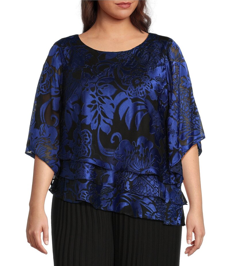 アレックスイブニングス レディース トップス ワンピース ティアード シフォン アシンメトリー プラスサイズ プリント ブラウス Alex Evenings Alex Evening Plus Size Printed Chiffon Scoop Neck Short Sleeve Asymmetrical Tiered Blouse Black Royal ブラック|ReVida 店