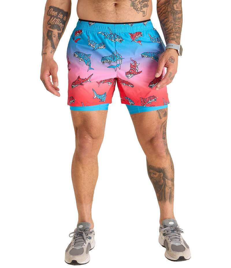 チャビーズ メンズ ボトムス ハーフパンツ・ショーツ ショートパンツ Chubbies Shred White And Blue Technical Performance 5.5 Shorts Bright Red レッド