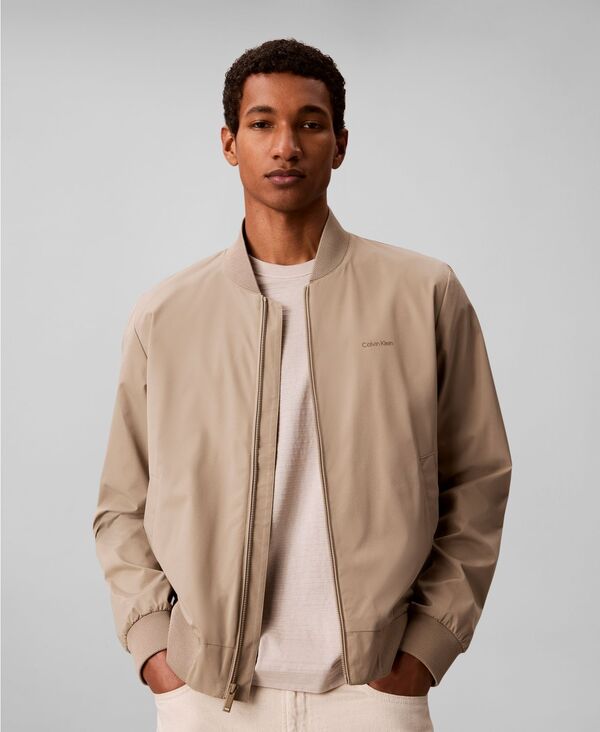 カルバンクライン メンズ アウター ジャケット・ブルゾン Calvin Klein Men's Birdseye Round Collar Bomber Jacket Roasted Cashew｜ReVida 店