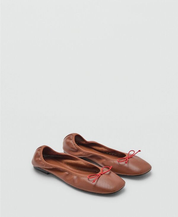 マンゴ レディース シューズ パンプス MANGO Women's Bow Perforated Ballet Flats Cognac｜ReVida 店