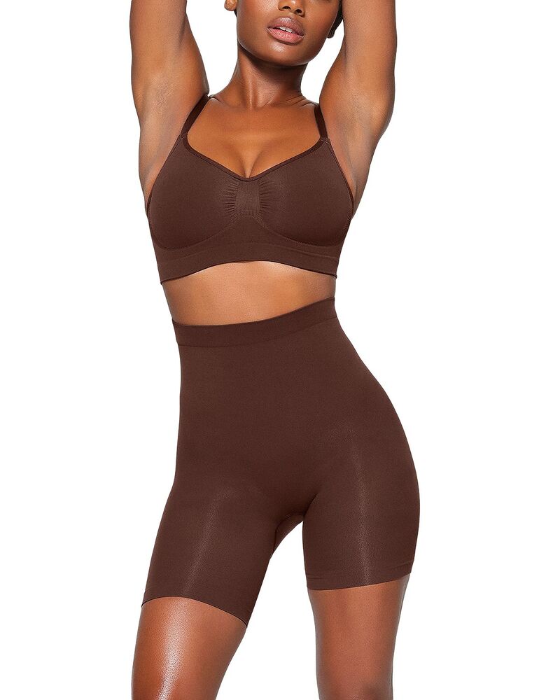 スキムズ レディース ボトムス ハーフパンツ・ショーツ ショートパンツ SKIMSeamlessculpt Mid Thigh Shorts Cocoa ココア｜ReVida 店