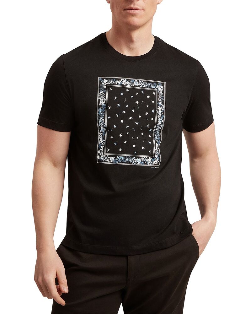 テッドベーカー メンズ トップス Tシャツ プリント Ted Baker Burfurd Scarf Box Printee Black ブラック|ReVida 店