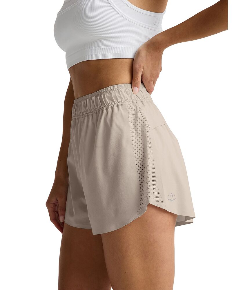 ビヨンドヨガ レディース ボトムス ハーフパンツ・ショーツ ショートパンツ Beyond Yoga Solemate 2.5" Shorts Oat|ReVida 店