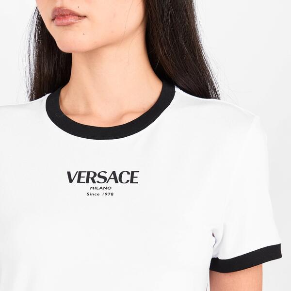 ヴェルサーチ レディース トップス Tシャツ ロゴ Versace Logo T-Shirt Ld61 White Black ホワイト|ReVida 店