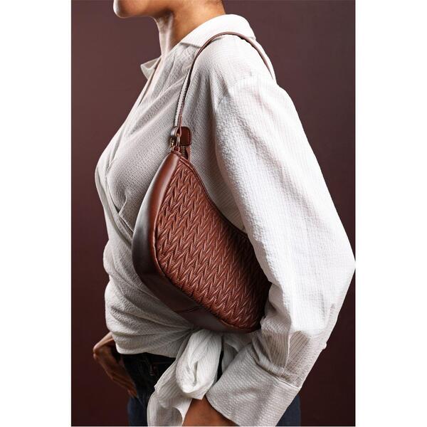 ホエアズザットフロム レディース バッグ キルティング Wheres That From Wheres Quilted Crescent Shoulder Bag in Chain Detail Brown ブラウン｜ReVida 店