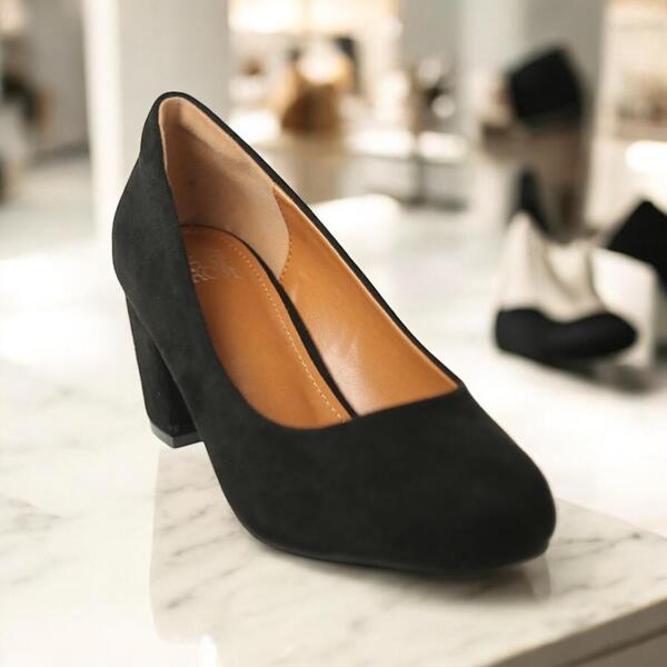 ホエアズザットフロム レディース シューズ パンプス ヒール Wheres That From Women's Block Heel Court Shoes BlackSuede｜ReVida 店