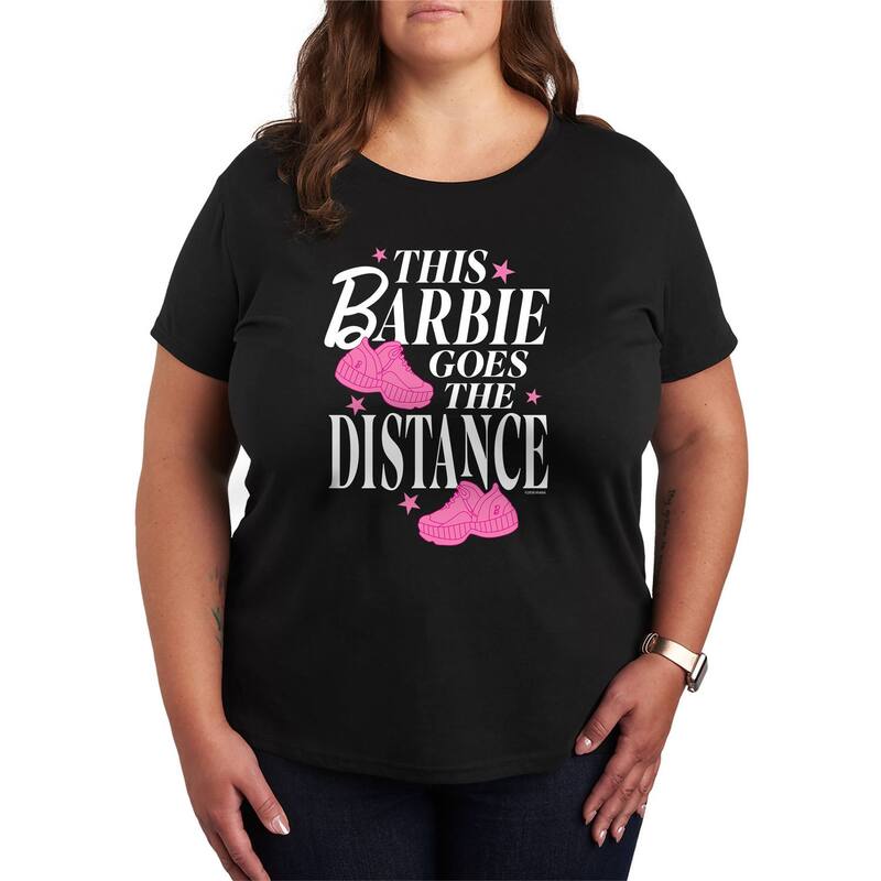 アニメ文字記号 レディース トップス ティーシャツ つけ加える大きさ グラフィック Licensed Character Plusize Barbie This Barbie Goes The Distance Graphic Tee Black 黒いこと