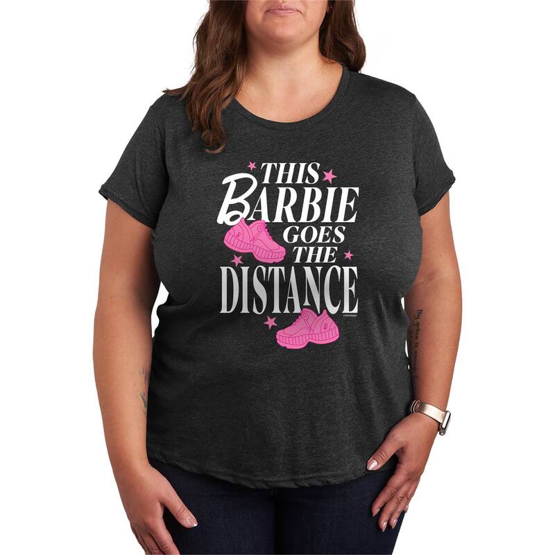 アニメ文字記号 レディース トップス ティーシャツ つけ加える大きさ グラフィック Licensed Character Plusize Barbie This Barbie Goes The Distance Graphic Tee Heather Charcoal 濃灰色