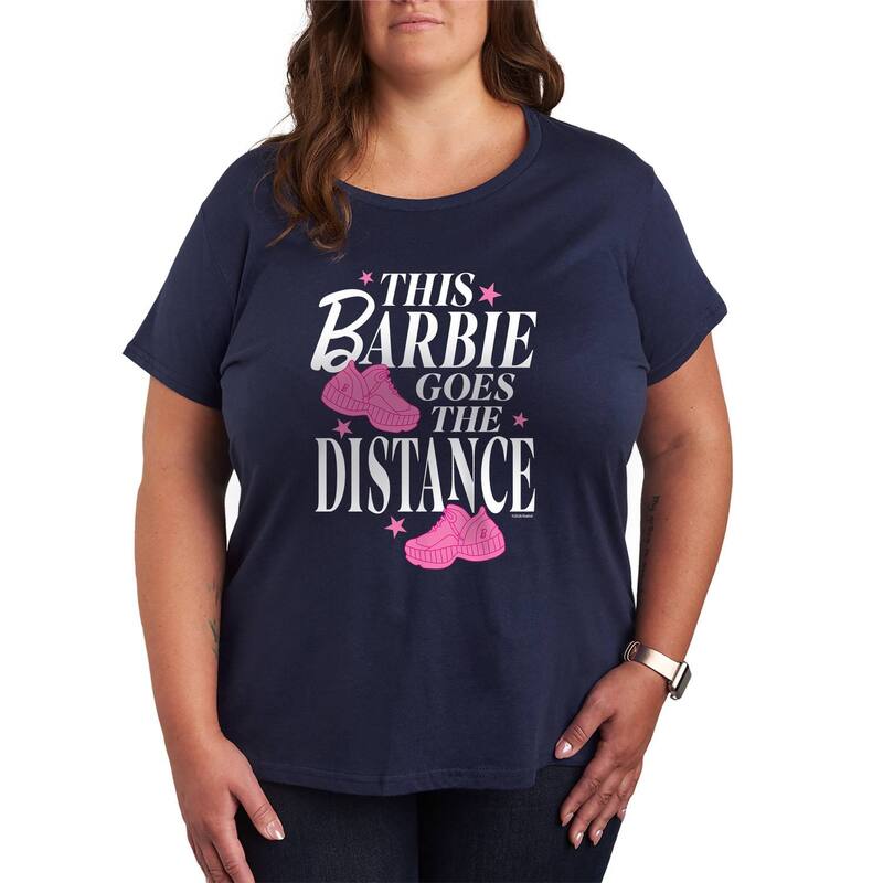 アニメ文字記号 レディース トップス ティーシャツ つけ加える大きさ グラフィック Licensed Character Plusize Barbie This Barbie Goes The Distance Graphic Tee Navy 米国海軍