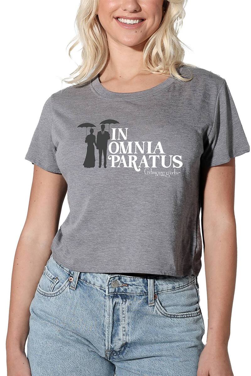 アニメ文字記号 レディース トップス プルオーバー クロップド グラフィック Licensed Character Juniors\u0027 Gilmore Girls Omnia Paratus Cropped Graphic Tee Heather Grey 薄墨色
