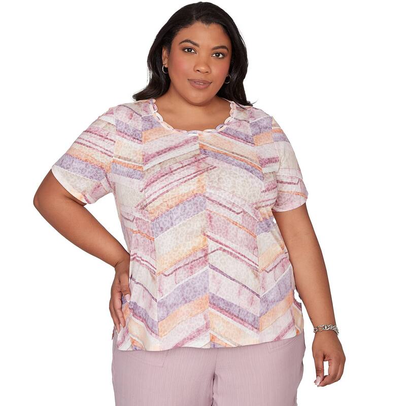 アルフレッド ダナー レディース トップス Tシャツ プラスサイズ グラフィック Plusize Alfredunner Chevron Geometric Graphic Tee Rose｜ReVida 店