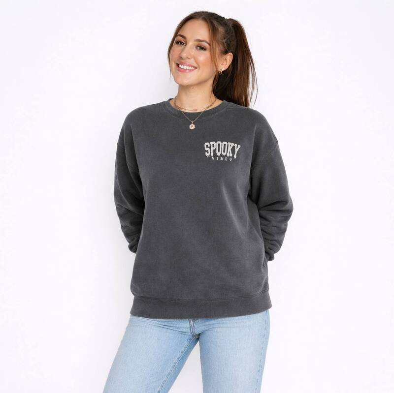 Simply Sage Market レディース トップス ティーシャツ 汗水 刺しゅう Simply Sage Market Embroidered Spooky Vibes - Women\u0027s Lightweight Garment Dyed Sweatshirt Pepper