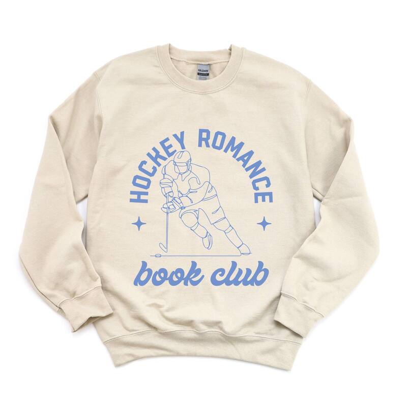 Simply Sage Market レディース トップス ティーシャツ 汗水 グラフィック Simply Sage Market Hockey Romance Book Club - Women\u0027s Graphic Sweatshirt Dust