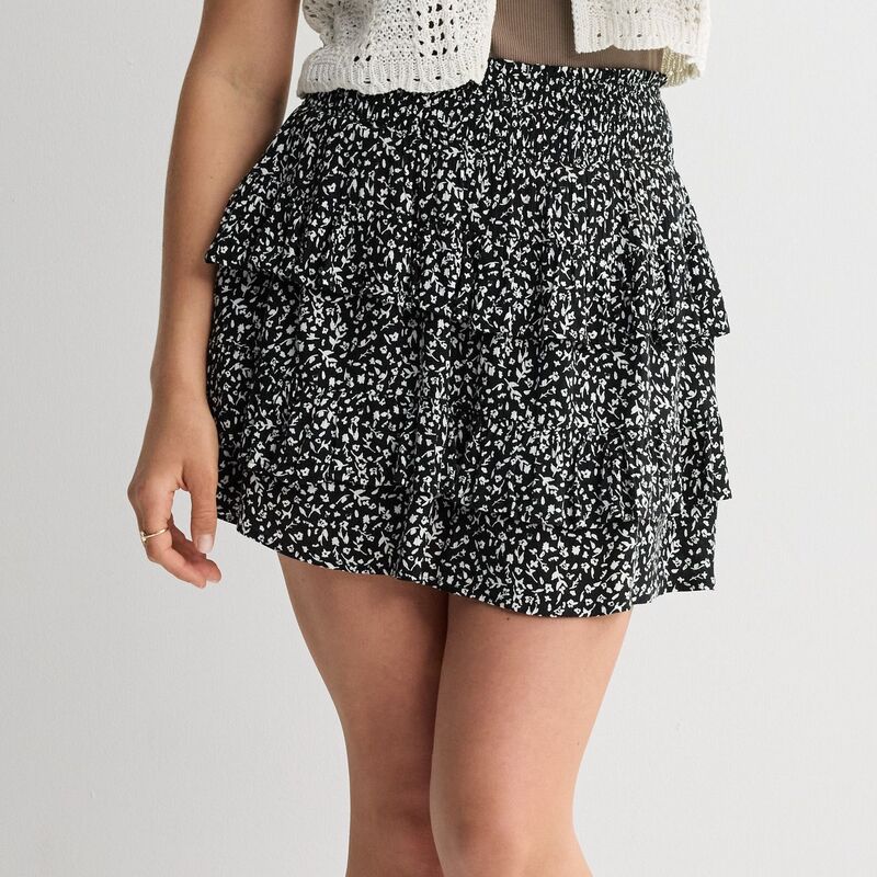 エスオー レディース 下つ方スコート ティアード ミニ シャーリング Juniors\u0027 SO Tiered Smocked Waist Mini Skort Black White Floral 白いこと