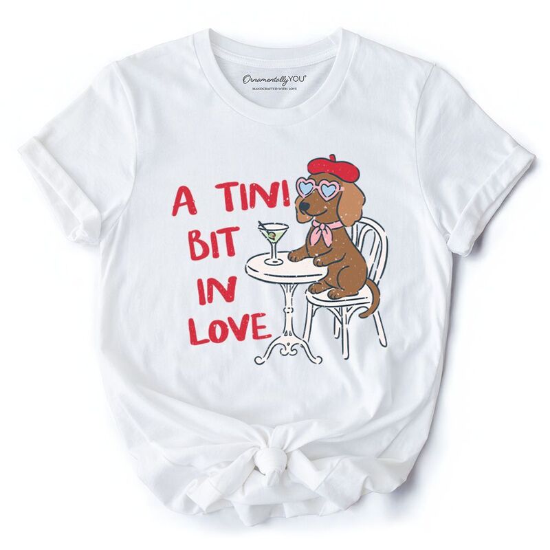 オーナメンタリー ユー レディース トップス Tシャツ OrnamentallyYou A Tini Bit In Love Dachshund Valentine T-Shirt Funny Galentine Tee White ホワイト｜ReVida 店