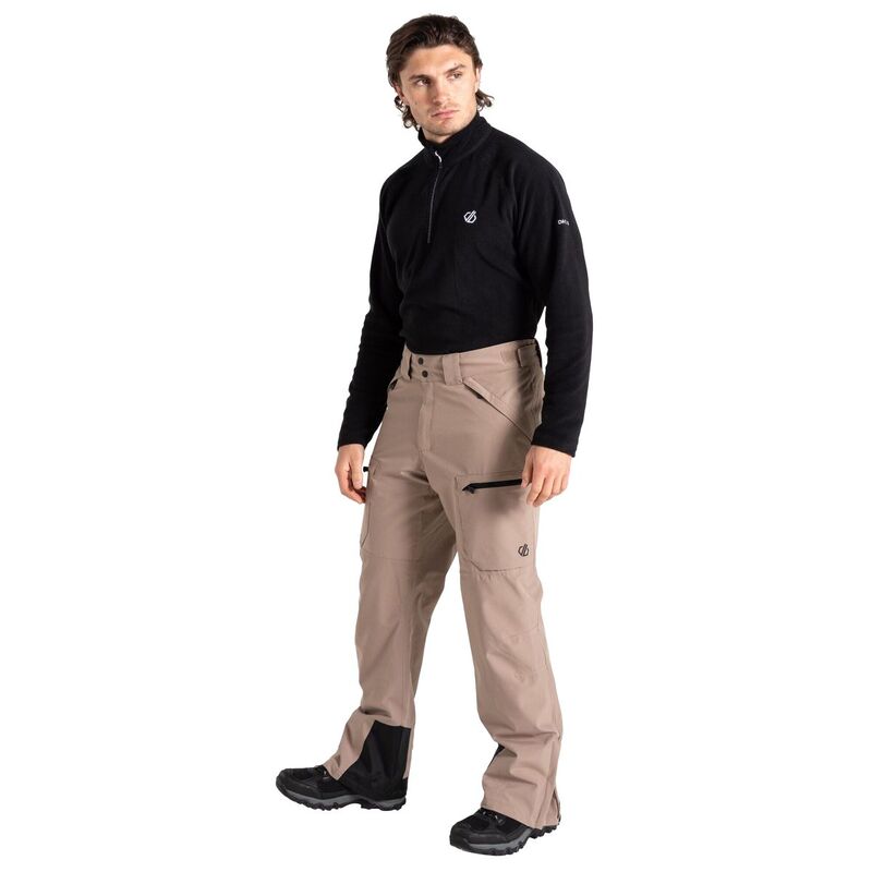 デアツービー メンズ ボトムス カジュアルパンツ Dare 2B Mens Baseplate II Ski Trousers Clay|ReVida 店