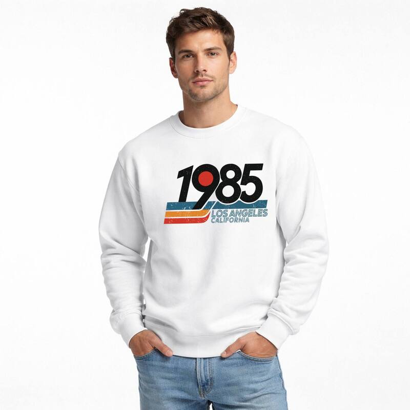 Simply Sage Market メンズ トップス Tシャツ スウェット グラフィック Simply Sage Market Retro 1985 Los Angeles - Men's Graphic Sweatshirt White ホワイト｜ReVida 店